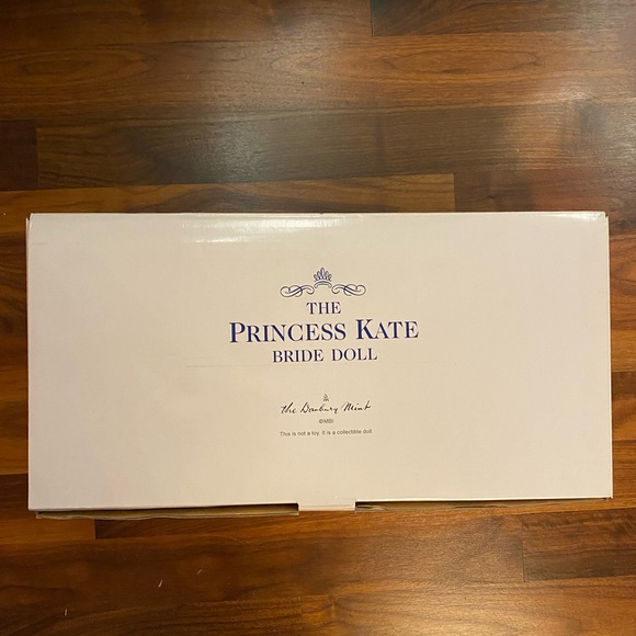 Princess Kate collectible doll from Royal Wedding by Danbury Mint - Picture 6 of 6